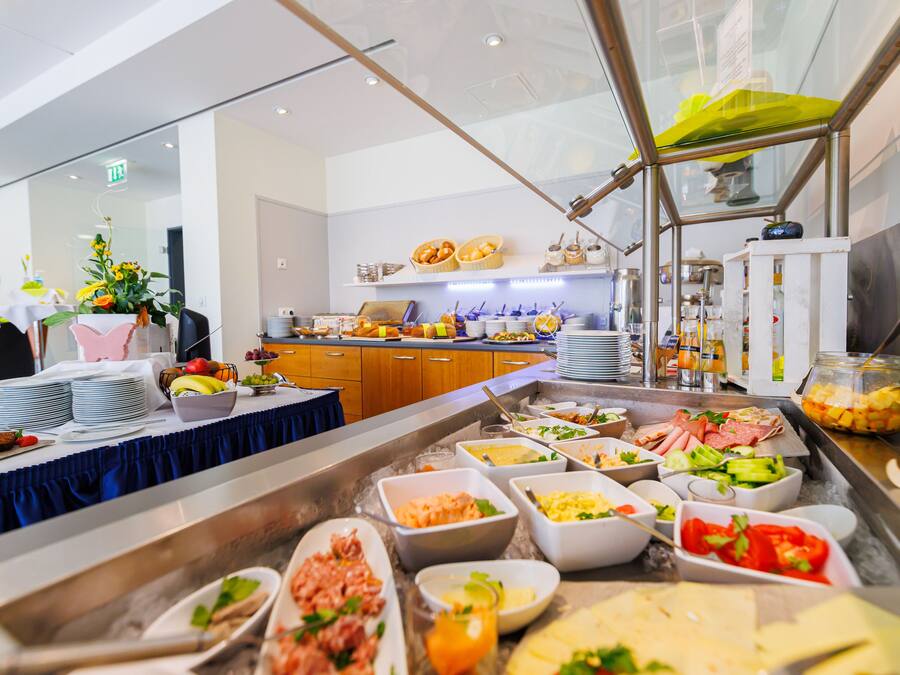 Café da manhã com buffet todos os dias (EUR 21.50 por pessoa)