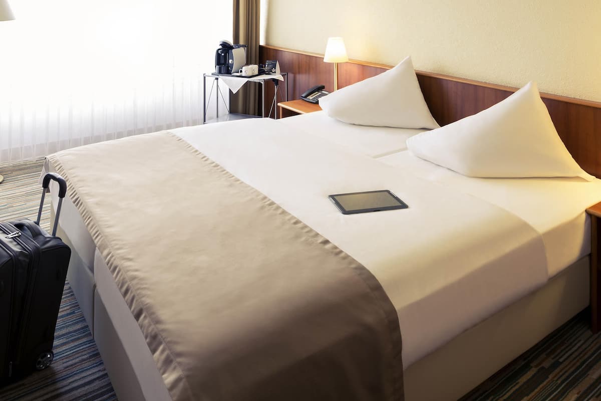 Privilege, Room, 1 Double Bed | Minibar, in-room safe, desk, soundproofing