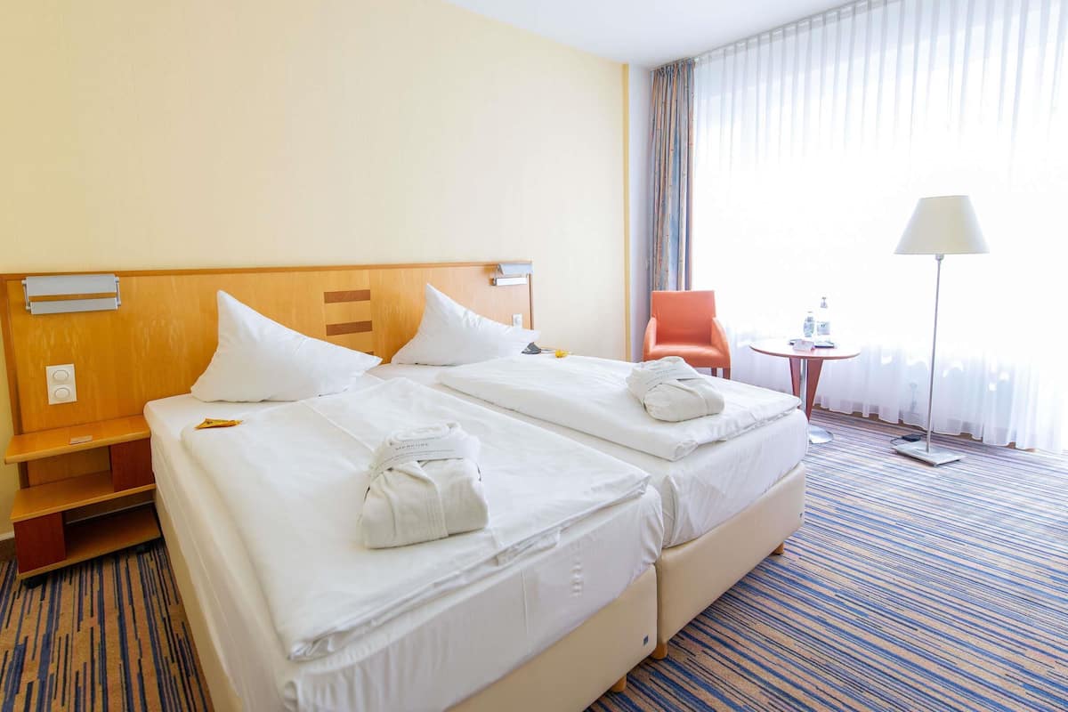 Habitació familiar, 2 llits dobles | Minibar, caixa forta a l'habitació i escriptori