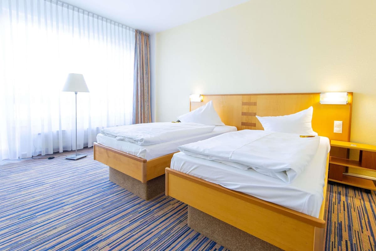 Habitació, diversos llits, accessible | Minibar, caixa forta a l'habitació i escriptori