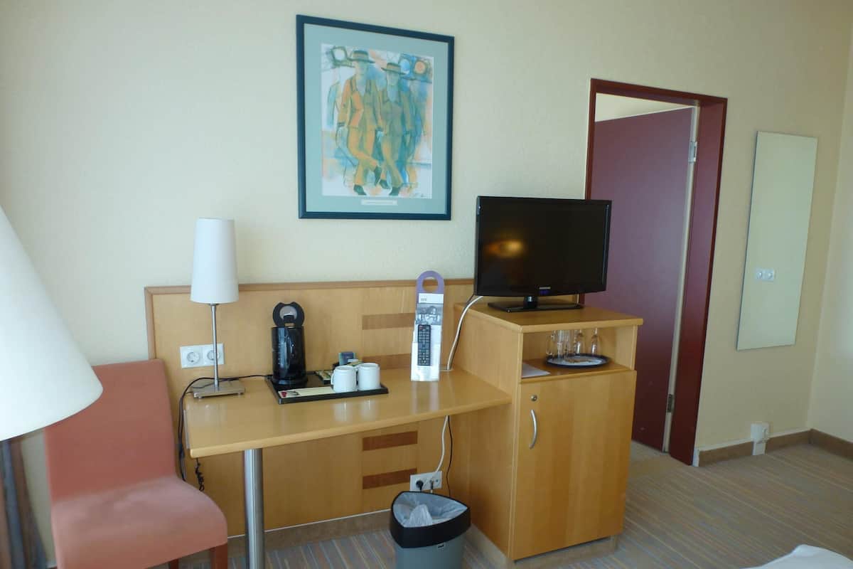 Habitació familiar, 2 llits dobles | Minibar, caixa forta a l'habitació i escriptori