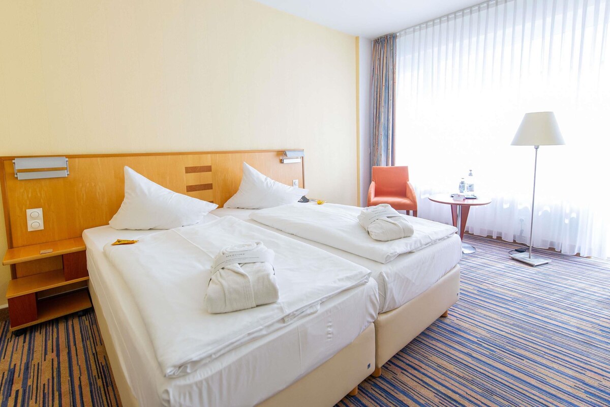 Family Room, 2 Double Beds | Minibar, in-room safe, desk, soundproofing