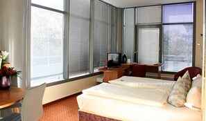 Comfort Room | In-room safe, desk, blackout curtains, iron/ironing board