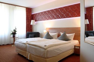 Cofres nos quartos, escrivaninha, cortinas blackout