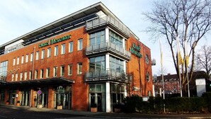 Moderni rakennus, jonka yläpuolella on kyltti, jossa lukee: ”Hotel Mercator”.