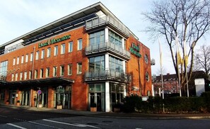 Un edificio moderno con un cartel que dice "Hotel Mercator".