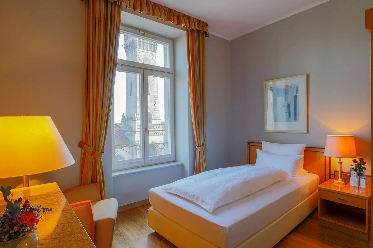Standaard eenpersoonskamer (Plus) | Een kluis op de kamer, een bureau, gratis wifi, beddengoed