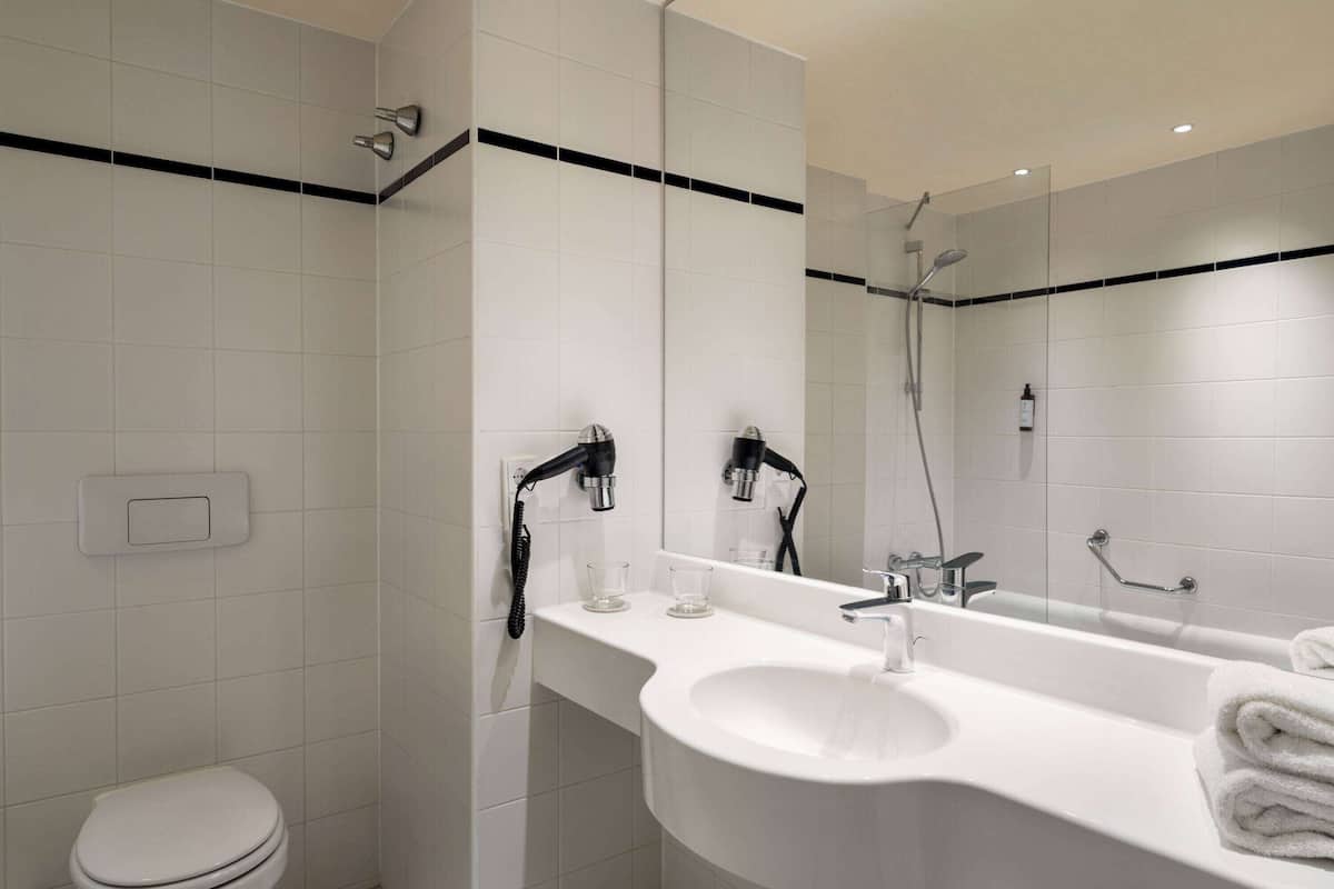 combined shower/bathtub, deep-soaking bathtub, free toiletries