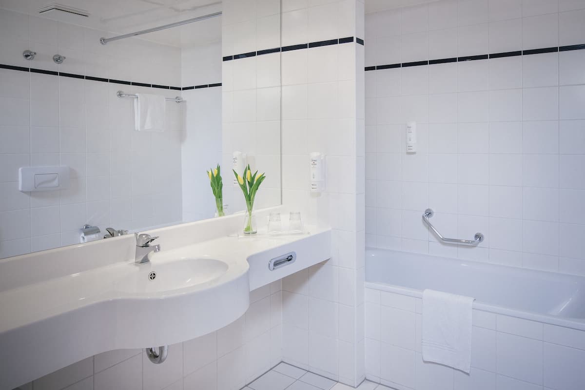 combined shower/bathtub, deep-soaking bathtub, free toiletries