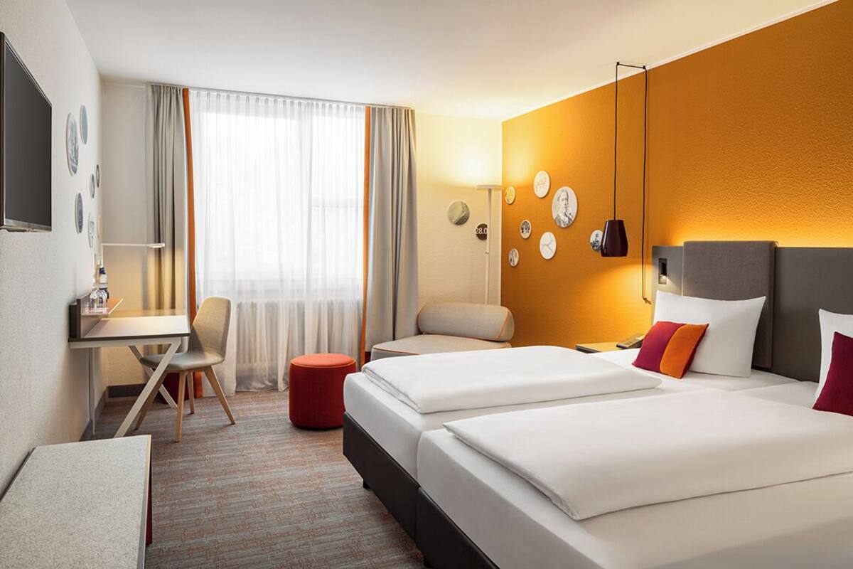Comfort Room, 1 King Bed | Hypo-allergenic bedding available, desk, laptop workspace, soundproofing