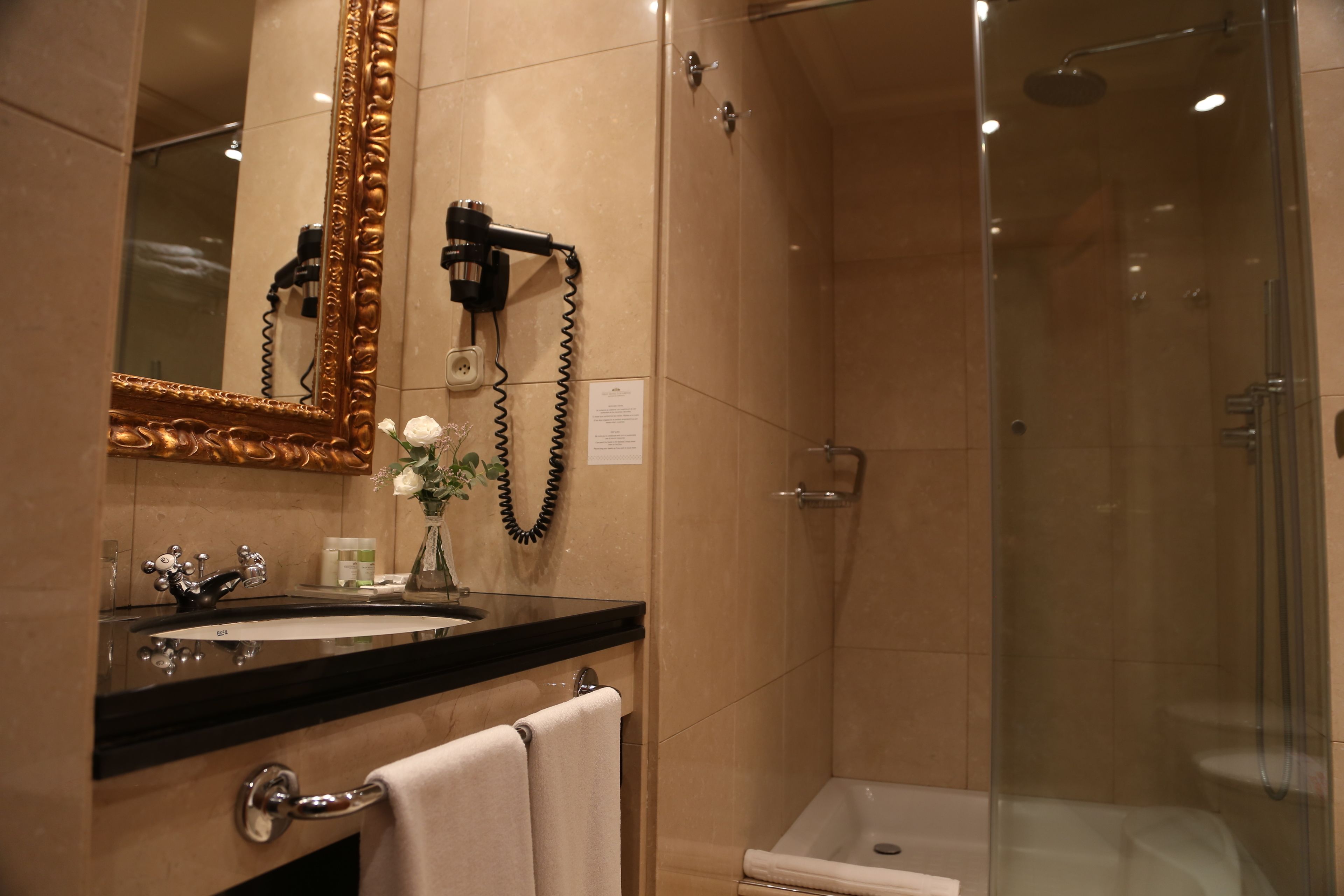 Familienvilla (2 Adults and 2 Children) | Badezimmer | Duschwanne, Haartrockner, Bidet, Handtücher