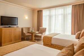 Minibar, caja fuerte, sistema de insonorización