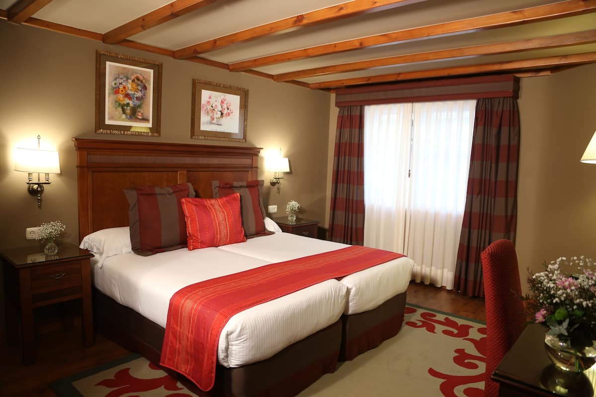 Frigobar, cofres nos quartos, quartos à prova de som