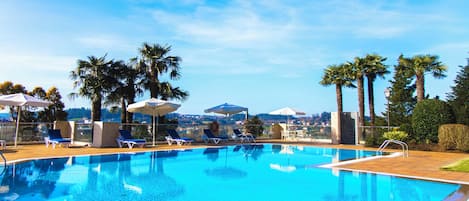 Piscine extérieure (ouverte en saison)