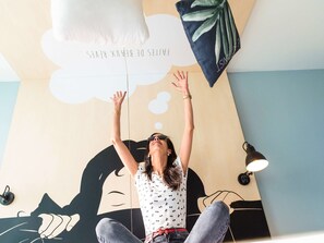 Habitación doble superior, 1 cama doble | Caja fuerte, escritorio, cortinas opacas y tabla de planchar con plancha