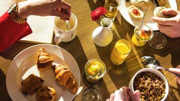 Café da manhã com buffet todos os dias mediante uma taxa