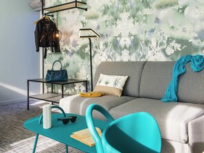 Kahden hengen superior-huone, 1 parisänky | Tallelokero huoneessa, työpöytä, pimennysverhot, silitysrauta/-lauta