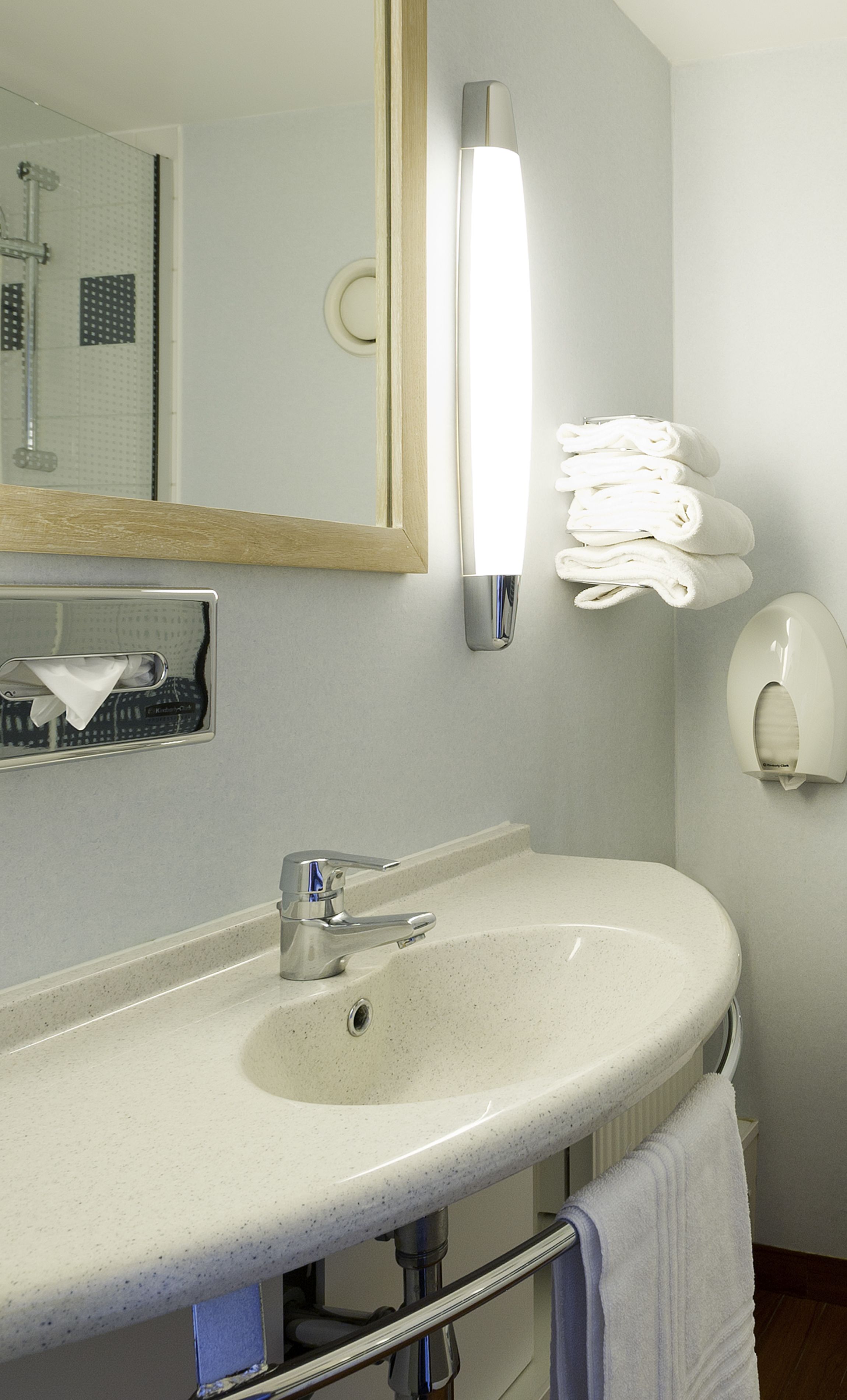 combined shower/bathtub, eco-friendly toiletries, hair dryer, towels