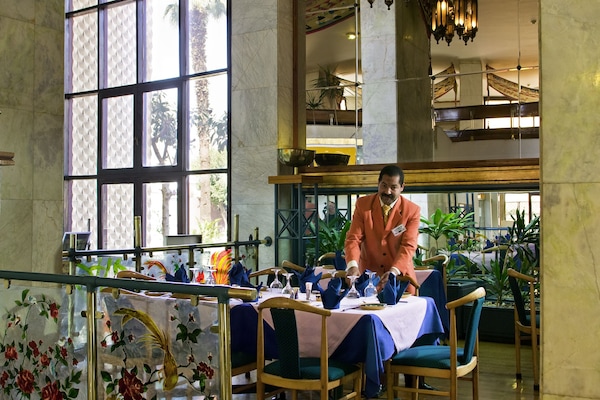 4 restaurantes, se sirve almuerzo