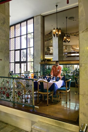 4 restaurants, serveren lunch