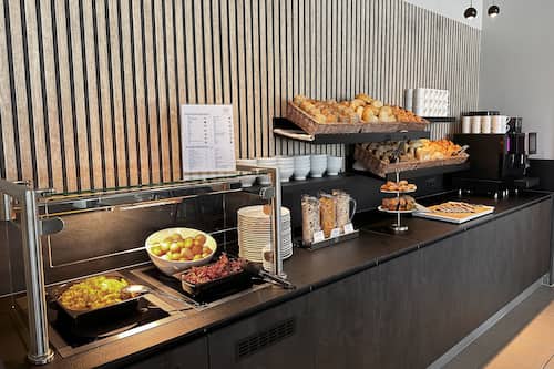 Petit déjeuner buffet servi tous les jours en supplément