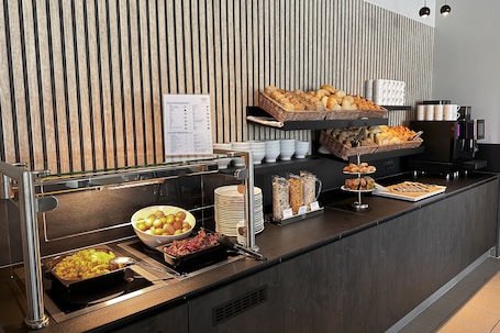 Desayuno buffet diario (EUR 14 por persona)