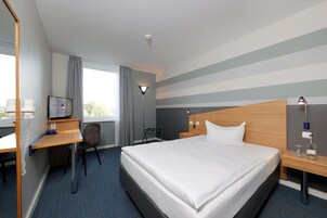 Business Room, 1 King Bed | Desk, blackout drapes, soundproofing, iron/ironing board