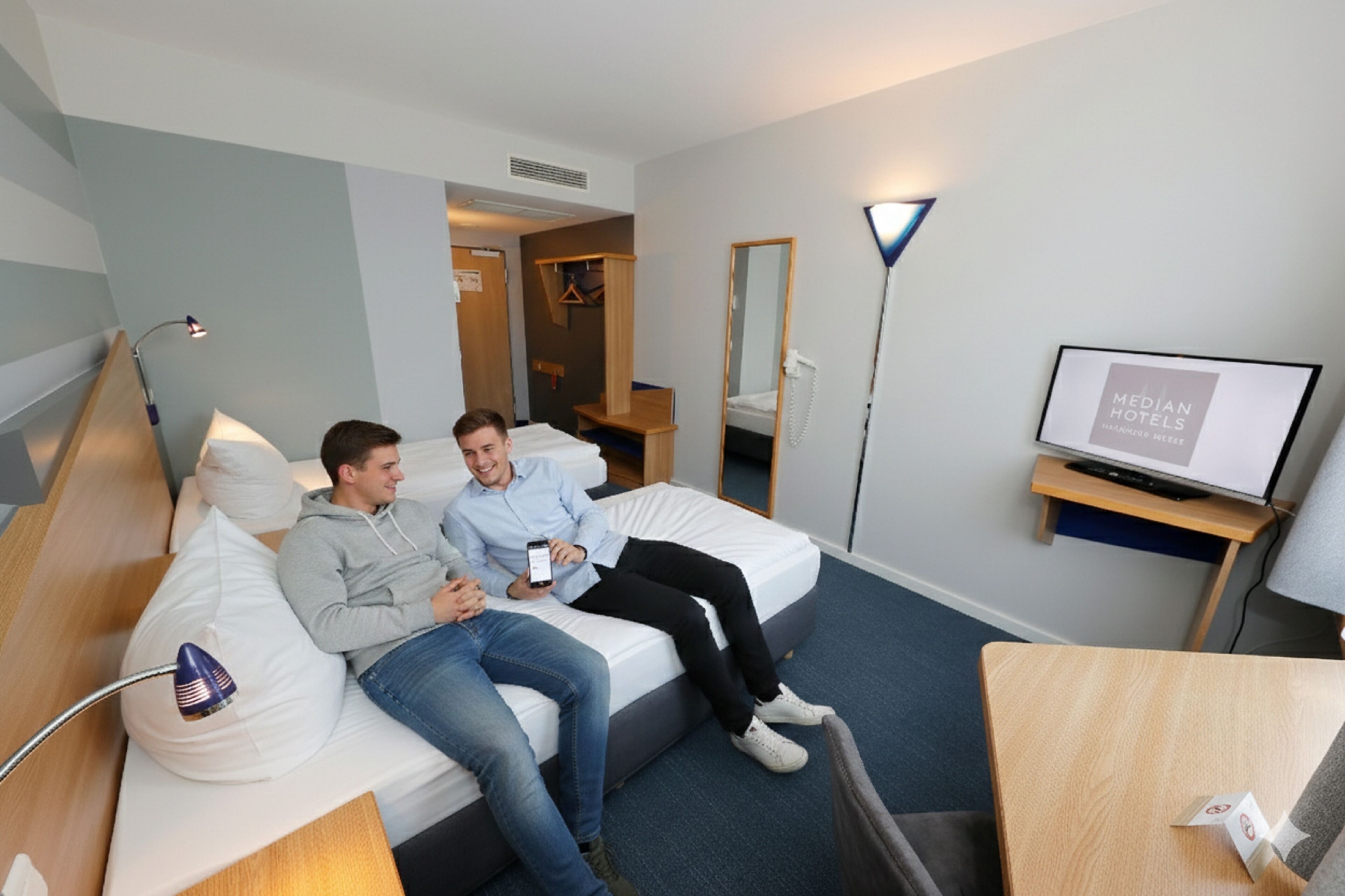 ห้องสแตนดาร์ดทวิน | โต๊ะทำงาน, ผ้าม่านกันแสง, ห้องเก็บเสียง, เตารีด/โต๊ะรีดผ้า