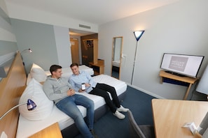 Standard tvåbäddsrum | Skrivbord, mörkläggningsgardiner, ljudisolering och strykjärn/strykbräda