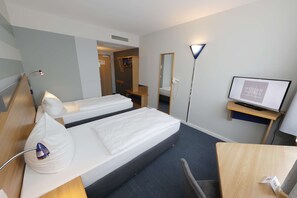 1 bedroom, desk, blackout drapes, soundproofing
