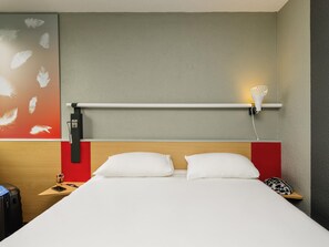 Habitación doble estándar, varias camas | Escritorio, tabla de planchar con plancha, wifi gratis y ropa de cama 
