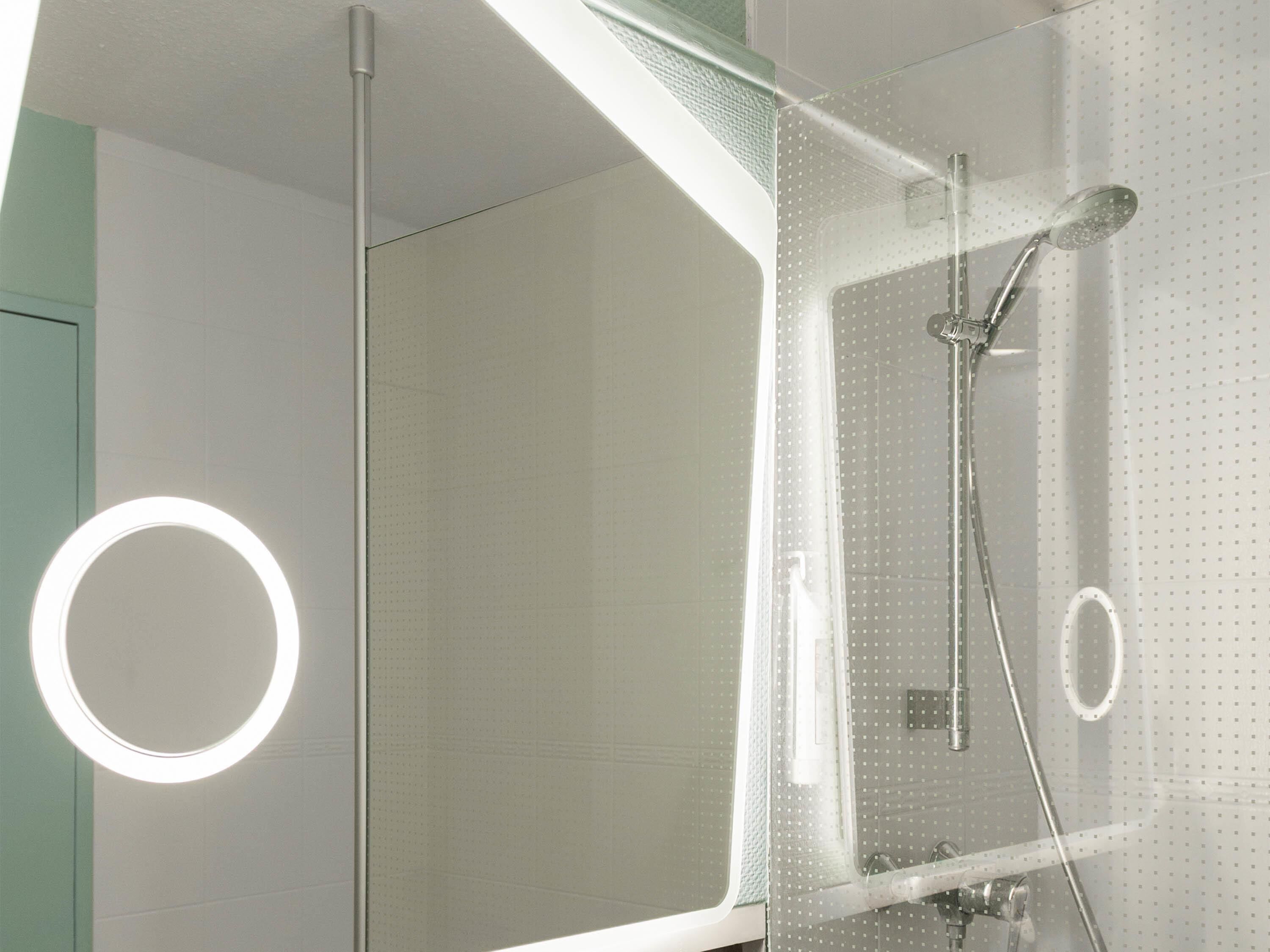 Escritorio, tabla de planchar con plancha, wifi gratis y ropa de cama