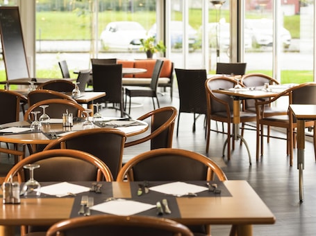 ランチ、ディナーに営業. ホテル イビス ロンウィー メキー