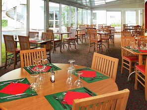 Déjeuner et dîner servis sur place, spécialités Cuisine française