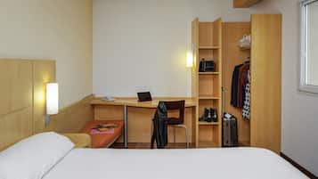 Escritorio, tabla de planchar con plancha, wifi gratis y ropa de cama