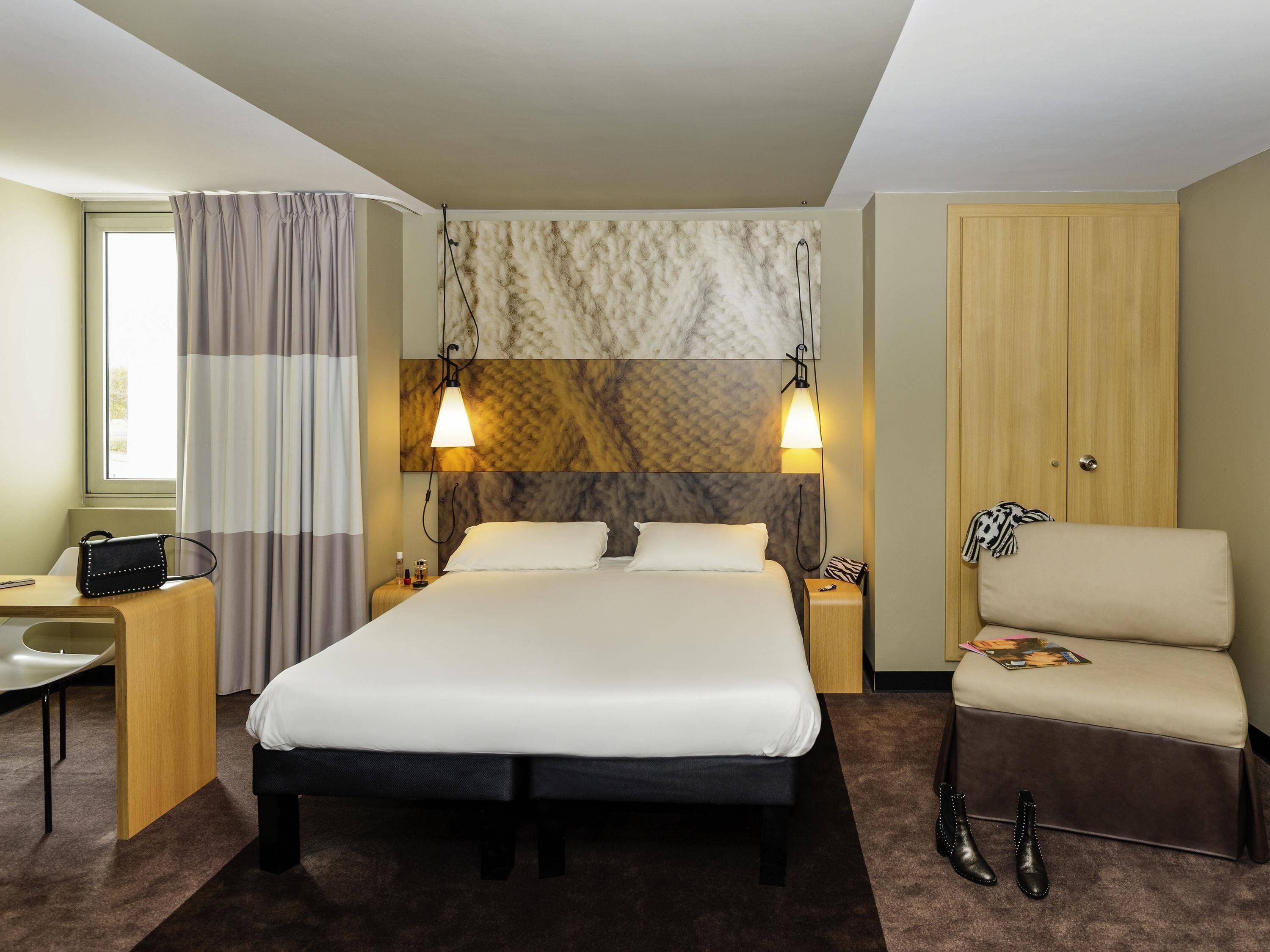 Desk, iron/ironing board, free WiFi, bed sheets