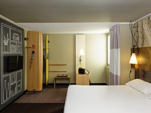 Escritorio, tabla de planchar con plancha, wifi gratis y ropa de cama 