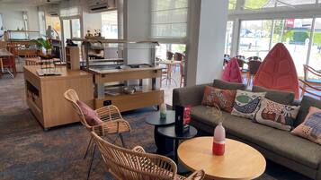 Makan tengah hari dan makan malam dihidangkan, masakan Perancis