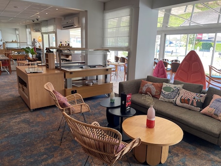 Déjeuner et dîner servis sur place. Hotel ibis Longwy Mexy