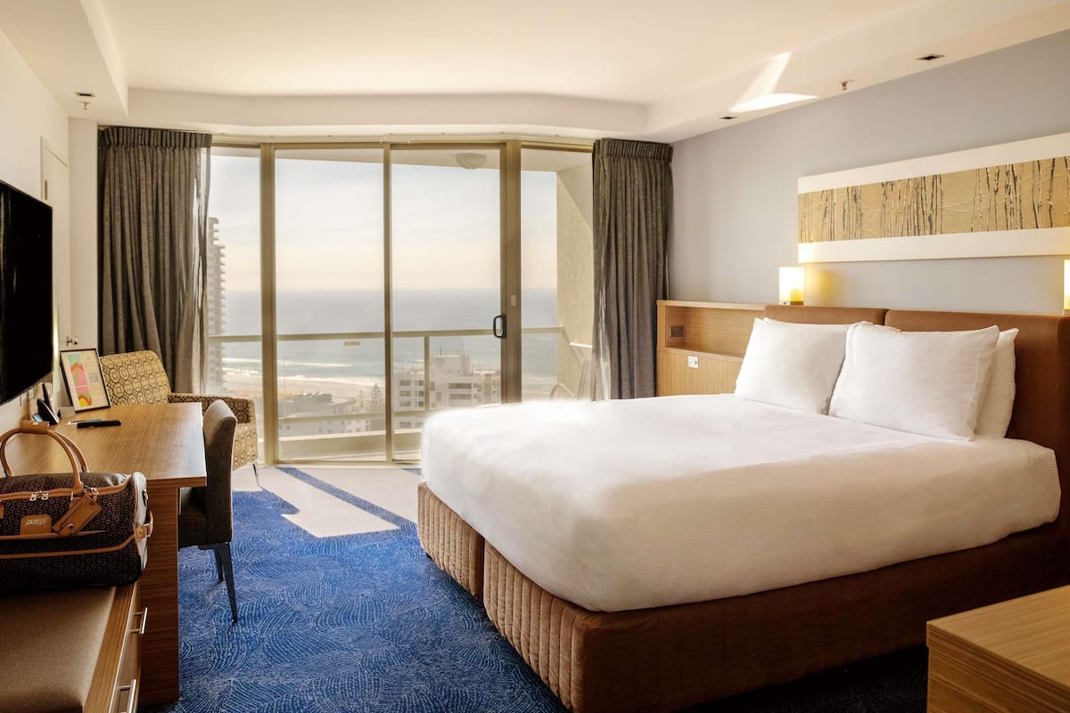 Roupas de cama premium, frigobar, cofres nos quartos, escrivaninha