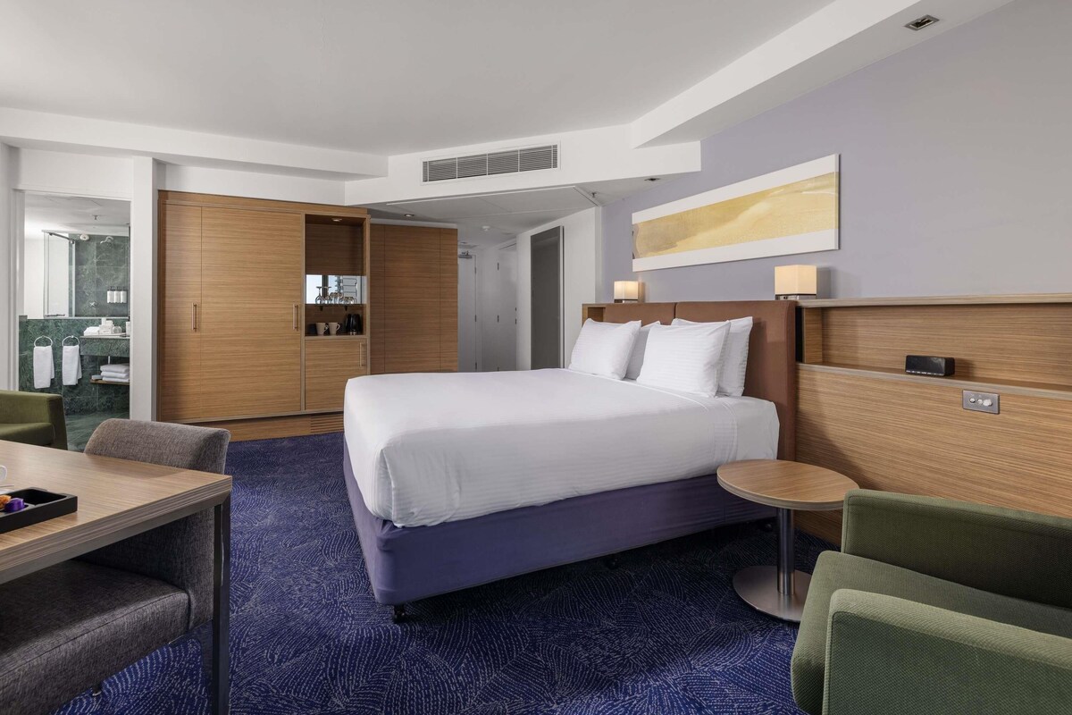 Premium bedding, minibar, in-room safe, desk