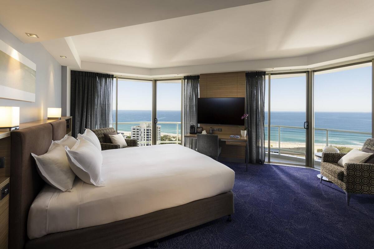 Signature Room, 1 King Bed, Ocean View, Spa | Premium bedding, minibar, in-room safe, desk