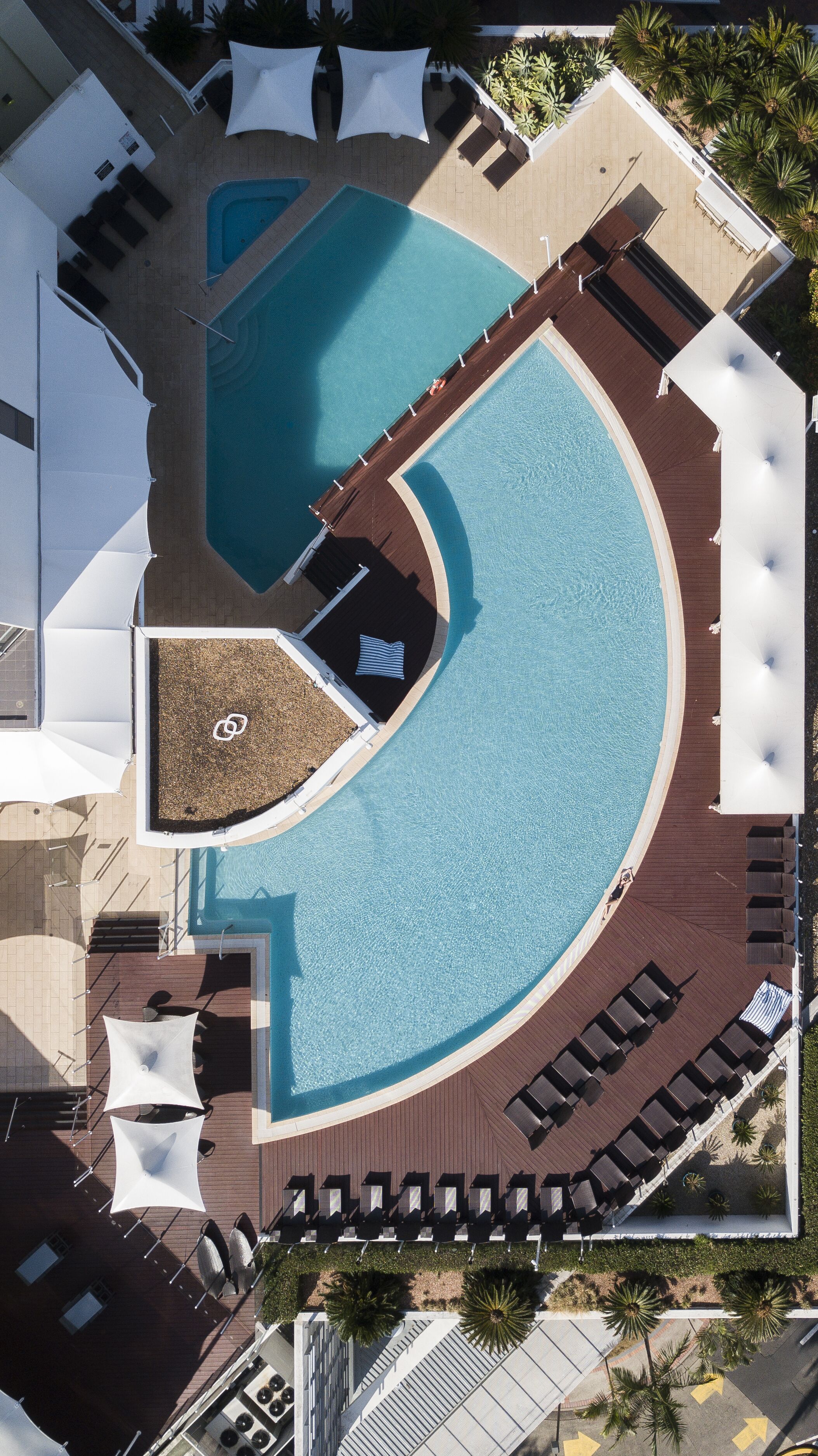 2 outdoor pools, open 6:00 am to 6:00 pm, free pool cabanas