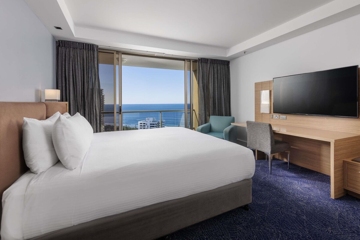 Luxury Room, 1 King Bed, Ocean View | Premium bedding, minibar, in-room safe, desk
