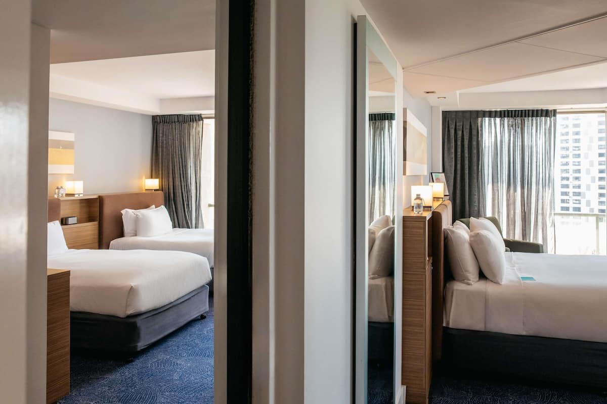 Rom – classic, 2 dobbeltsenger, tilgjengelighetstilpasset, terrasse | Sengetøy av topp kvalitet, minibar, safe på rommet og skrivebord