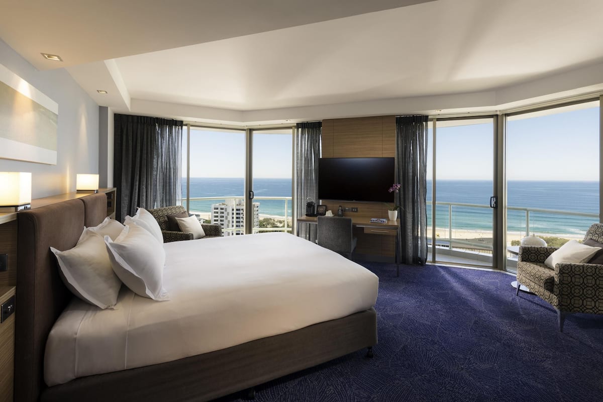 Habitación de lujo, 1 cama de matrimonio grande, bañera de hidromasaje, vistas al mar | Ropa de cama de alta calidad, minibar, caja fuerte y escritorio