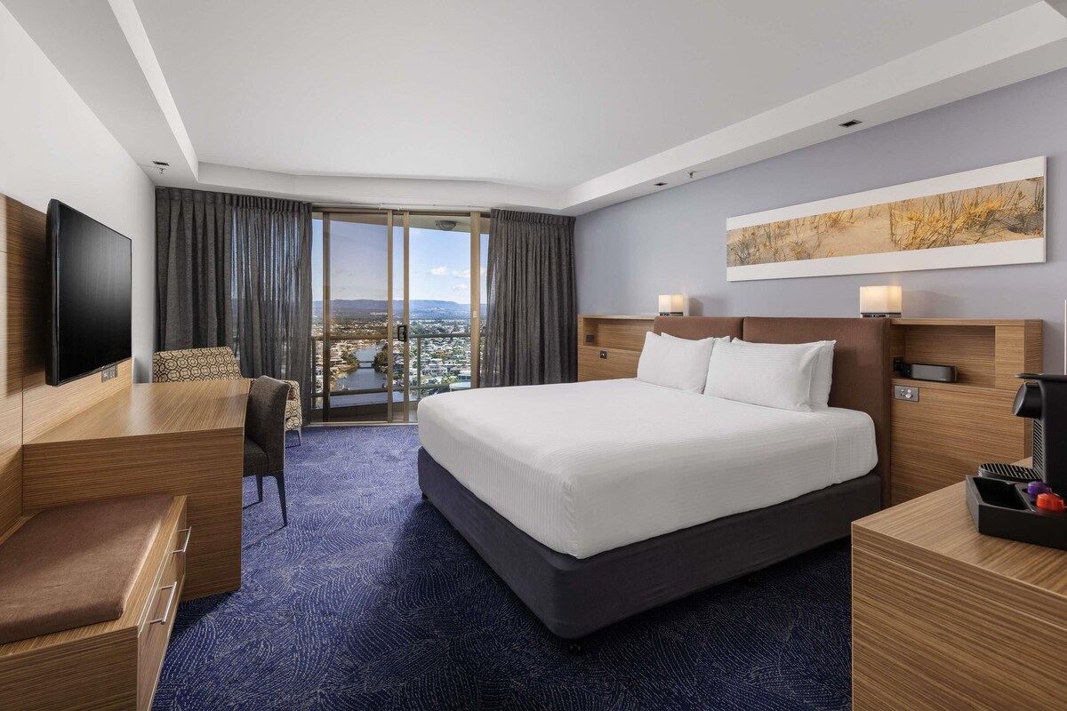 Superior Room, 1 Katil Raja (King) (Hinterland View) | Peralatan tempat tidur premium, bar mini, peti besi dalam bilik, meja 