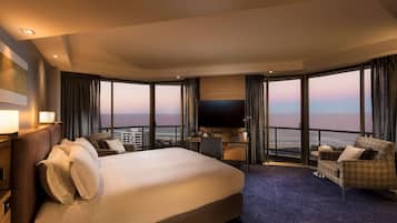 Habitación de lujo, 1 cama de matrimonio grande, bañera de hidromasaje, vistas al mar | Ropa de cama de alta calidad, minibar, caja fuerte y escritorio