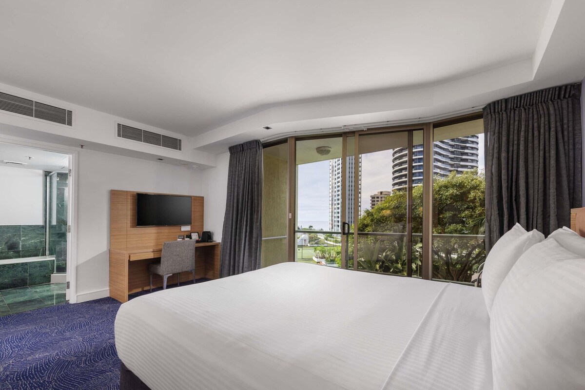 Classic Room, 1 King Bed, City View | Premium bedding, minibar, in-room safe, desk