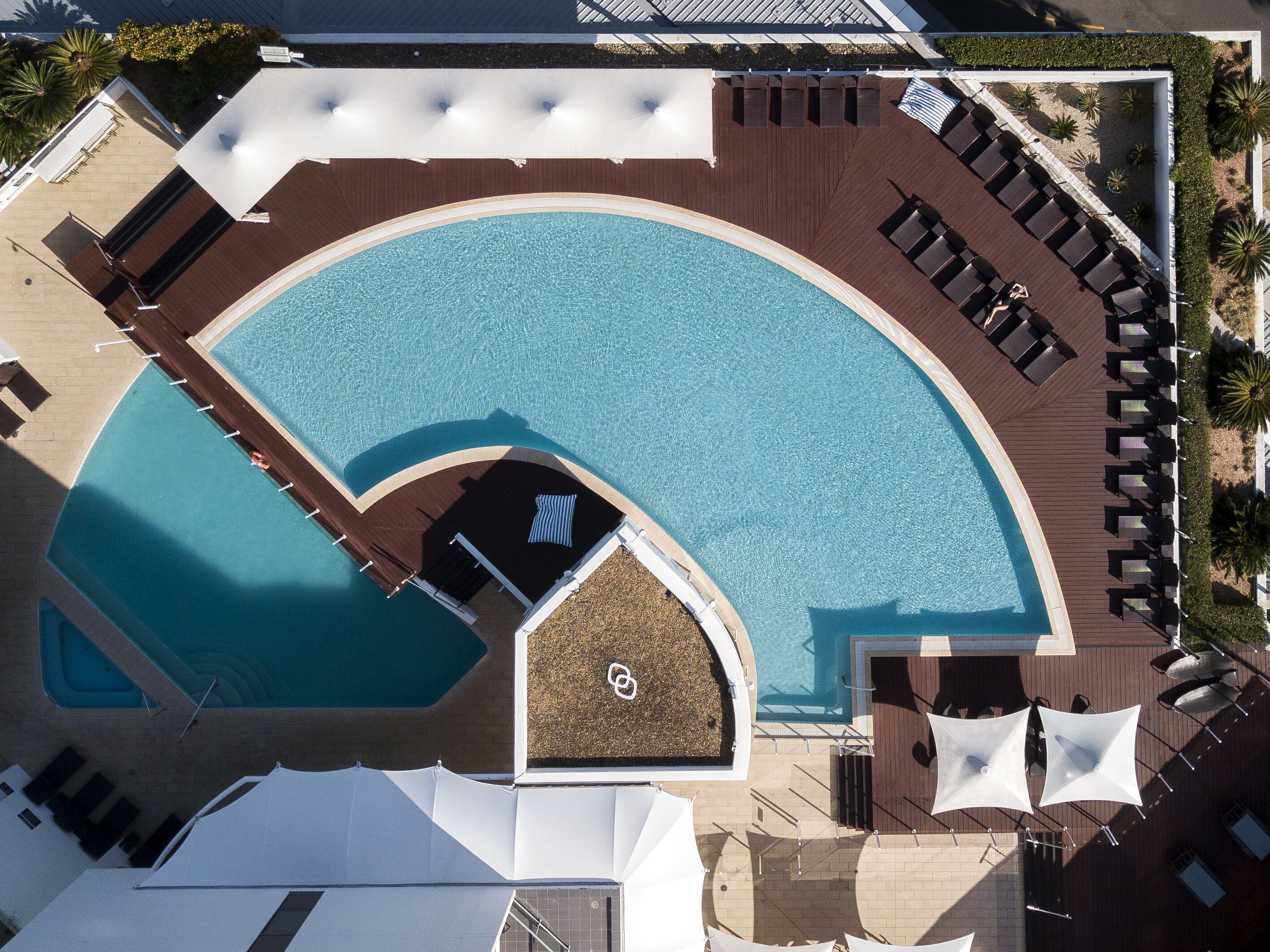 2 outdoor pools, open 6:00 am to 6:00 pm, free pool cabanas